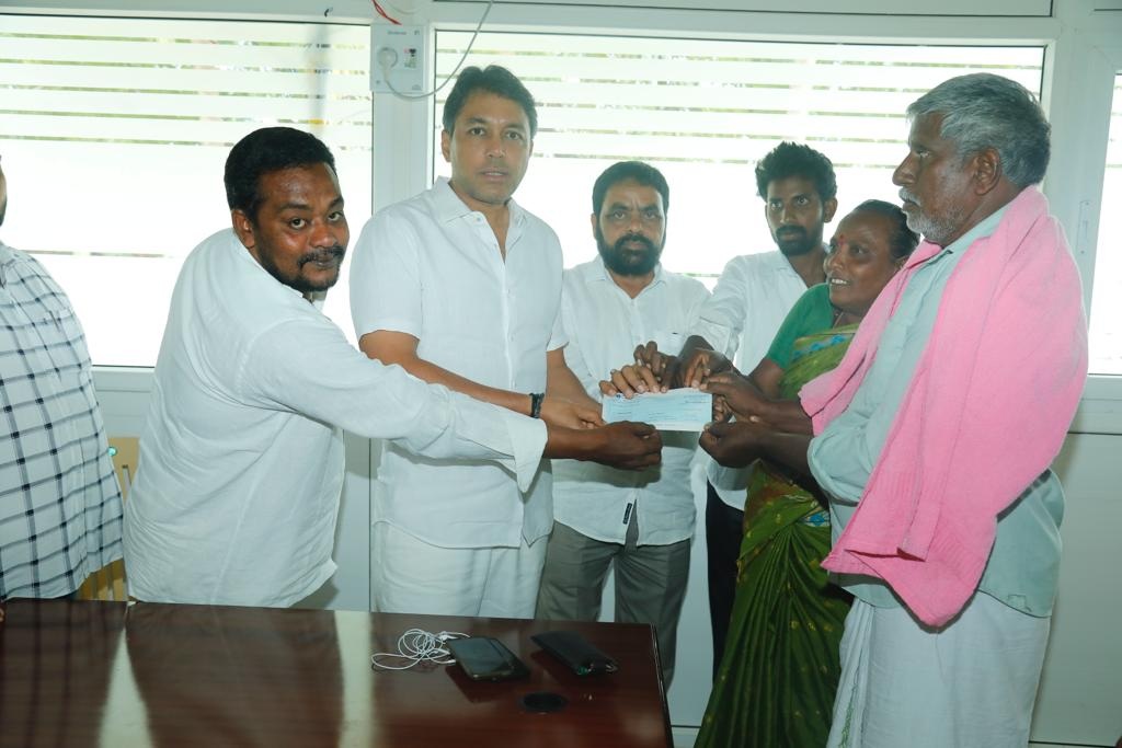 వలంటీర్ల కుటుంబాలకు అండగా జగనన్న