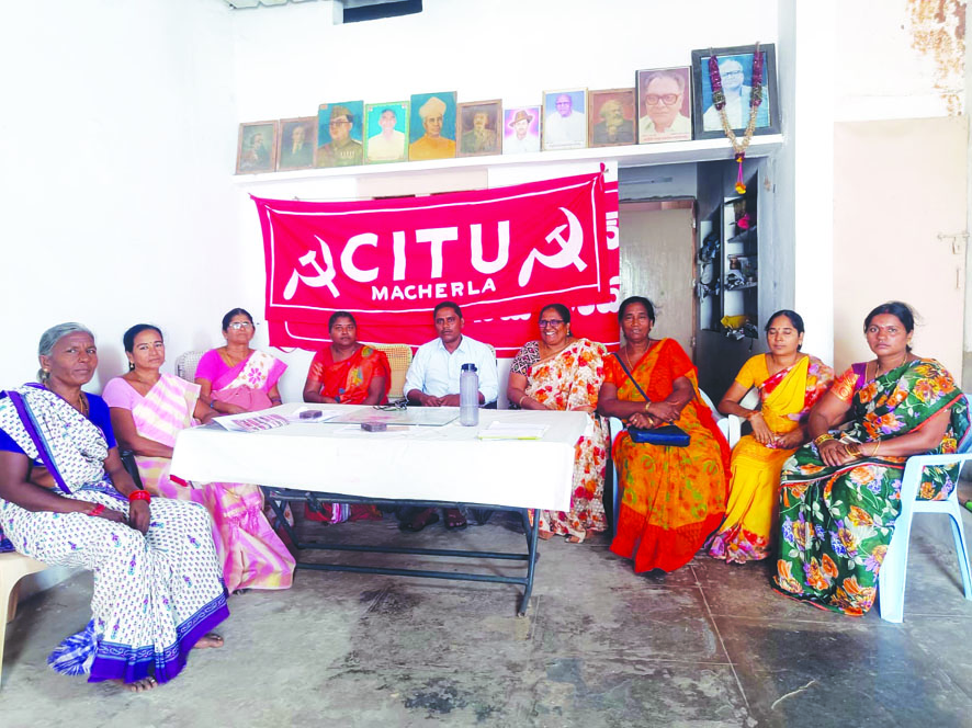 అంగన్వాడీలకు చేసిన వాగ్దానాలు నెరవేర్చండి