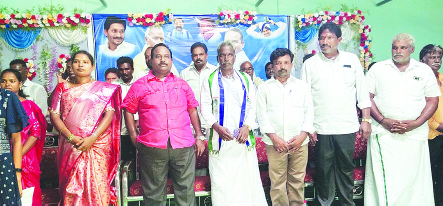 సొసైటీ చైర్‌ పర్సన్ల ప్రమాణస్వీకారం కార్యక్రమంలో పాల్గొన్న కత్తెర సురేష్‌ కుమార్‌