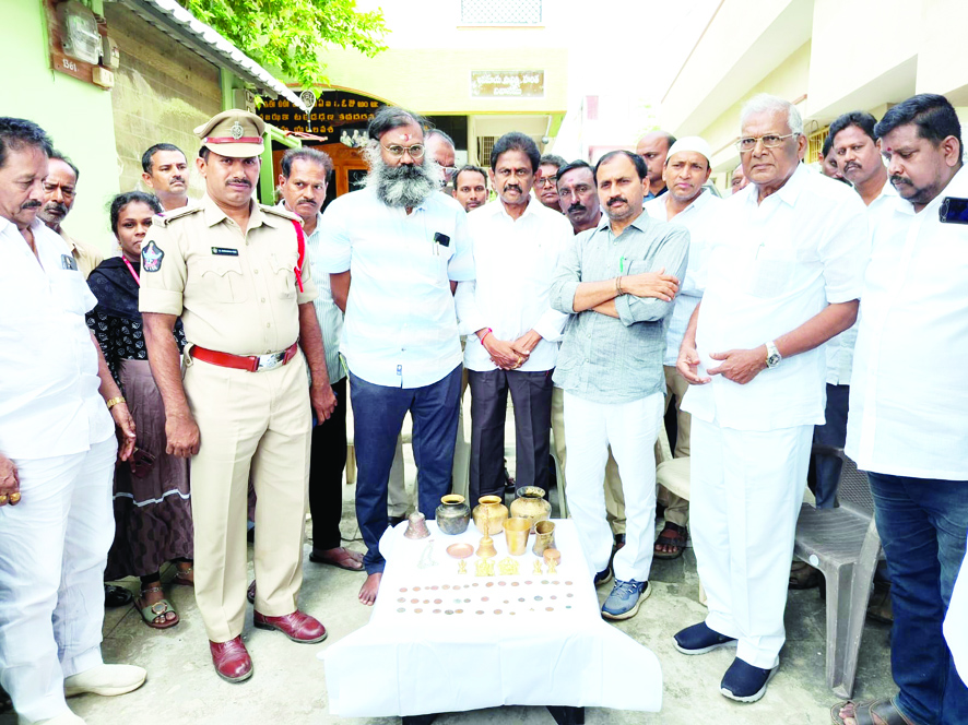 బయటపడ్డ బంగారు, రాగి నాణేలు