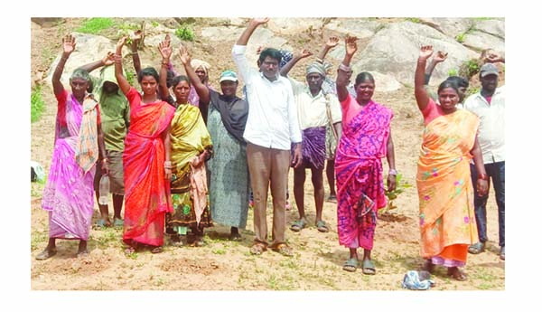 సాగు భూములకు పట్టాలివ్వాలని ధర్నా