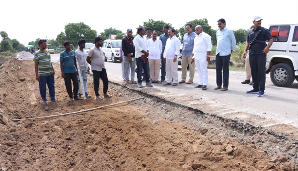 MLA-inspected-Amaravati-Bellamkonda-road-works
