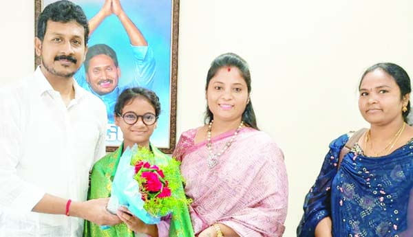 మనస్వినిని అభినందించిన ఎమ్మెల్యే