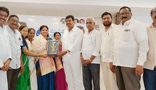 ప్రగతిని చాటిచెప్పాలి