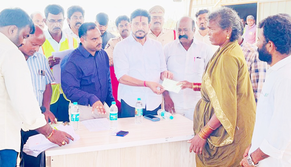 జీడి చెట్లకు నష్టరిహార చెక్కుల పంపిణీ