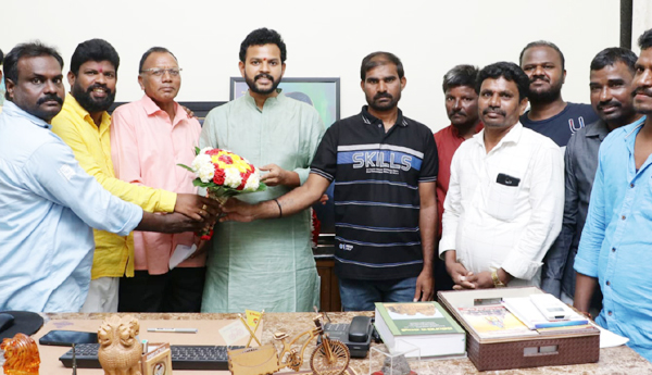 ఎంపీని కలిసిన సౌదీ బాధితులు