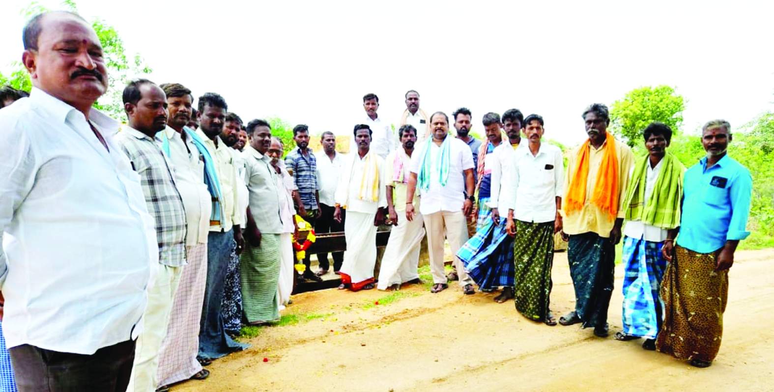 పూజలు నిర్వహిస్తున్న నాయకులు