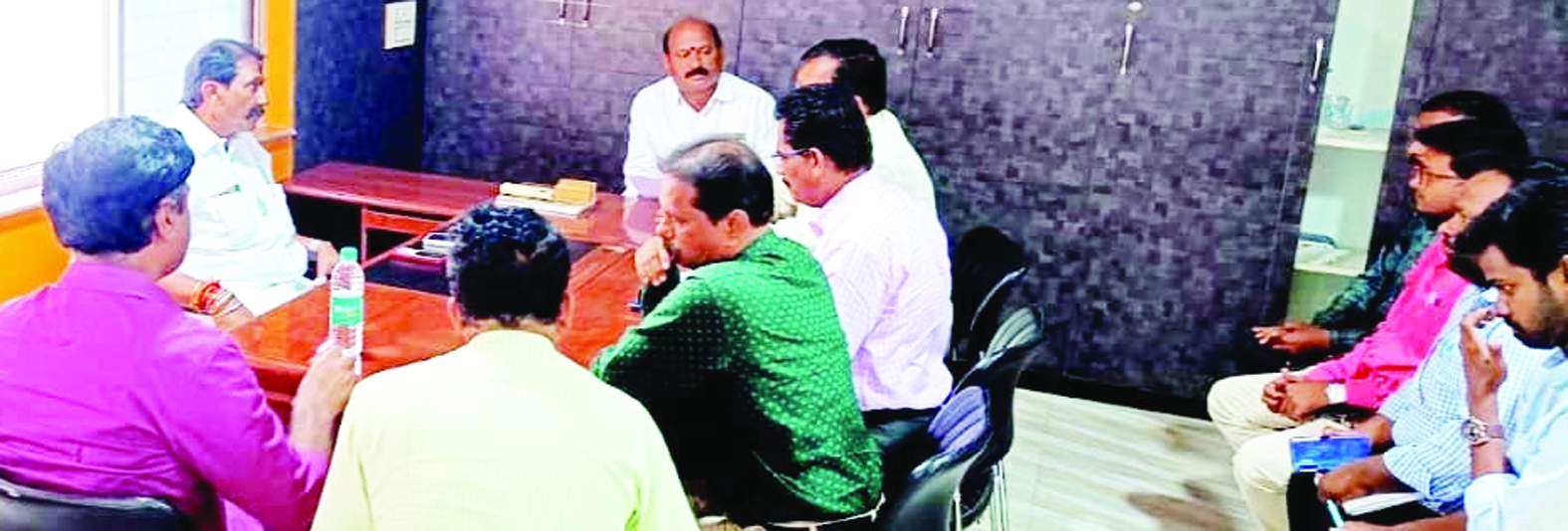 సమావేశంలో మాట్లాడుతున్న ఎమ్మెల్యే