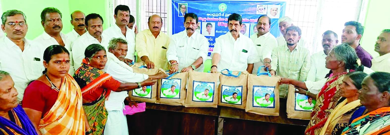 విత్తనాలను పంపిణీ చేస్తున్న ఎమ్మెల్యే బాలనాగిరెడ్డి