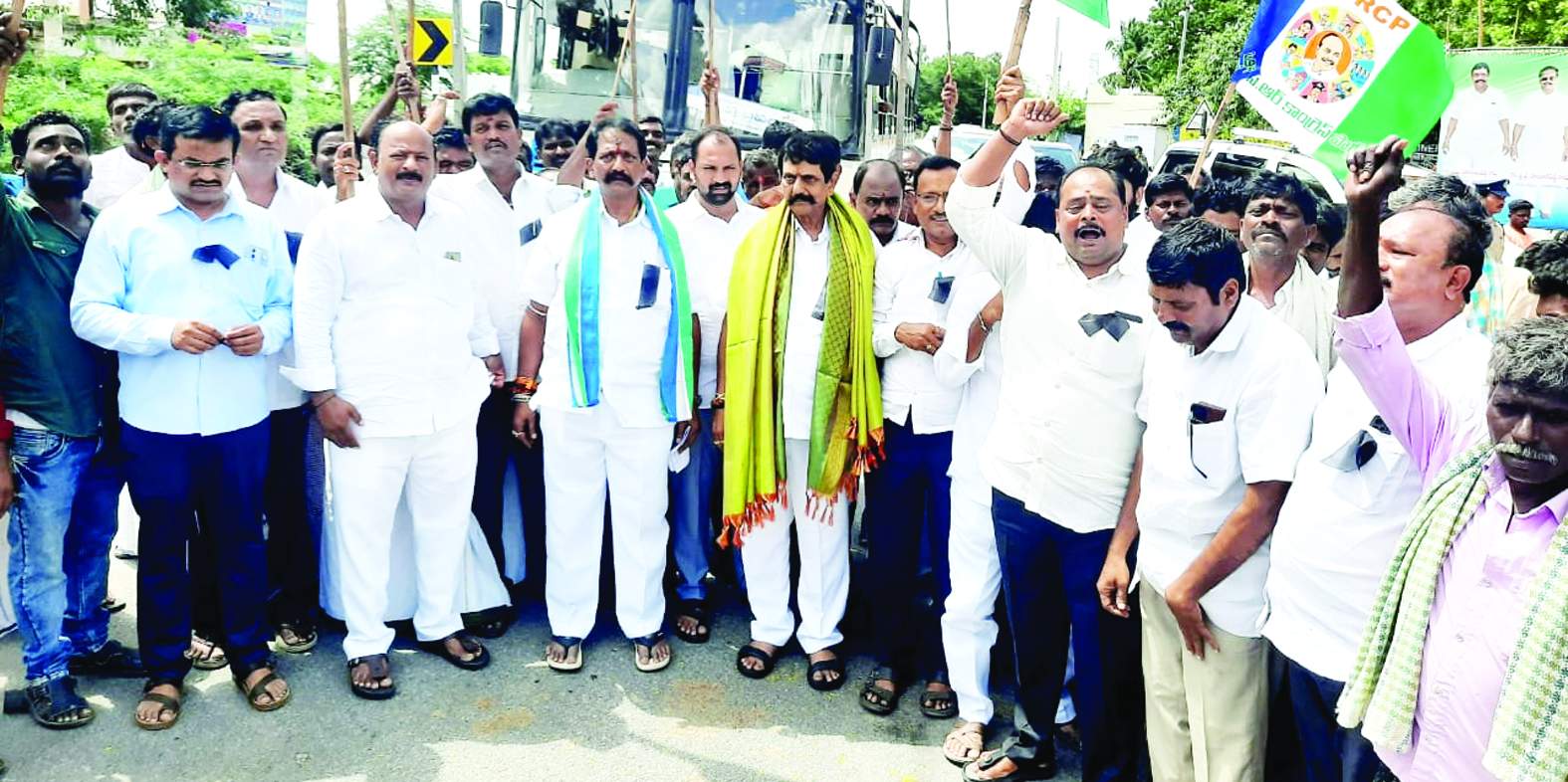 నిరసన చేపడుతున్న ఎమ్మెల్యే, నాయకులు