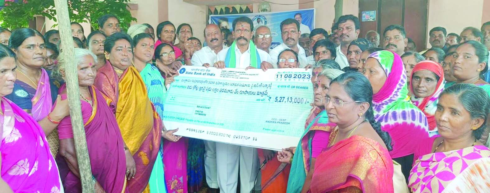 చెక్కు అందజేస్తున్న ఎమ్మెల్యే బాలనాగిరెడ్డి