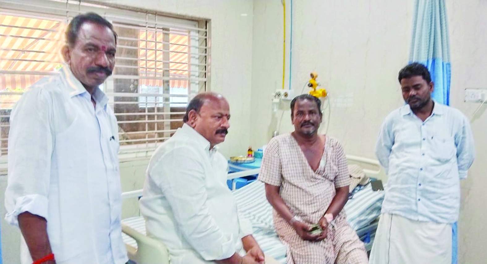 ఆర్థిక సాయం అందజేస్తున్న భీమిరెడ్డి