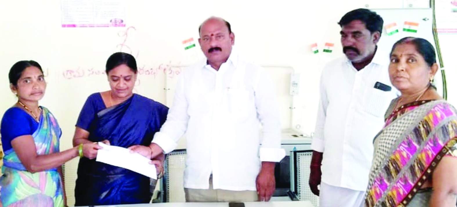 ధ్రువపత్రం అందజేస్తున్న అధికారులు, నాయకులు