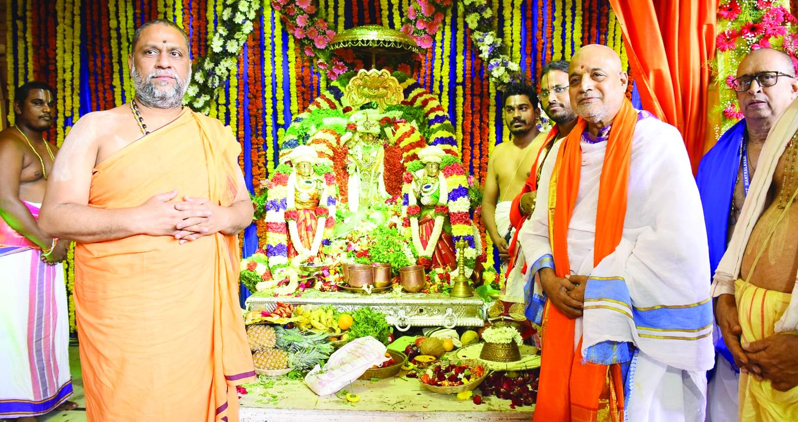 పూజలు నిర్వహిస్తున్న పీఠాధిపతులు