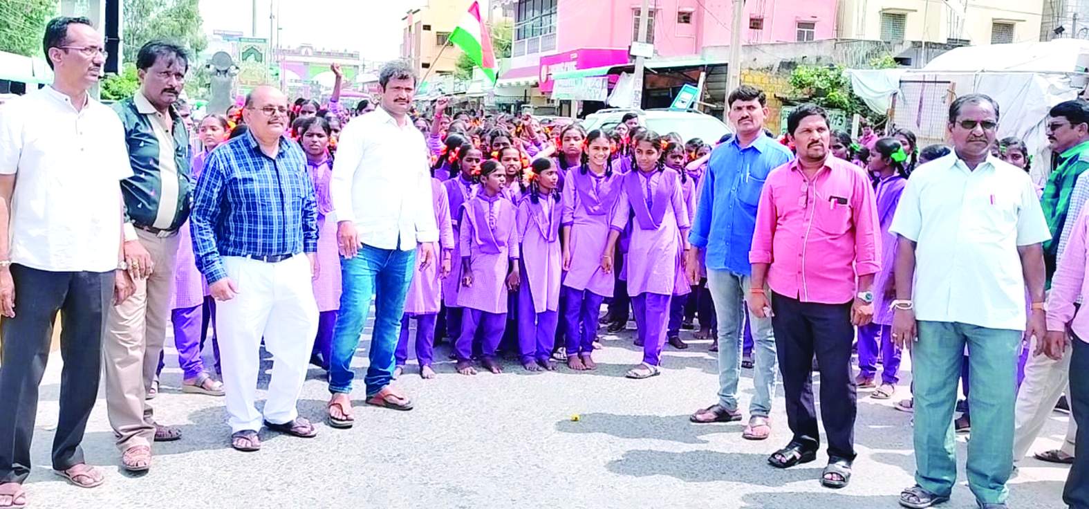 ర్యాలీ నిర్వహిస్తున్న విద్యార్థులు