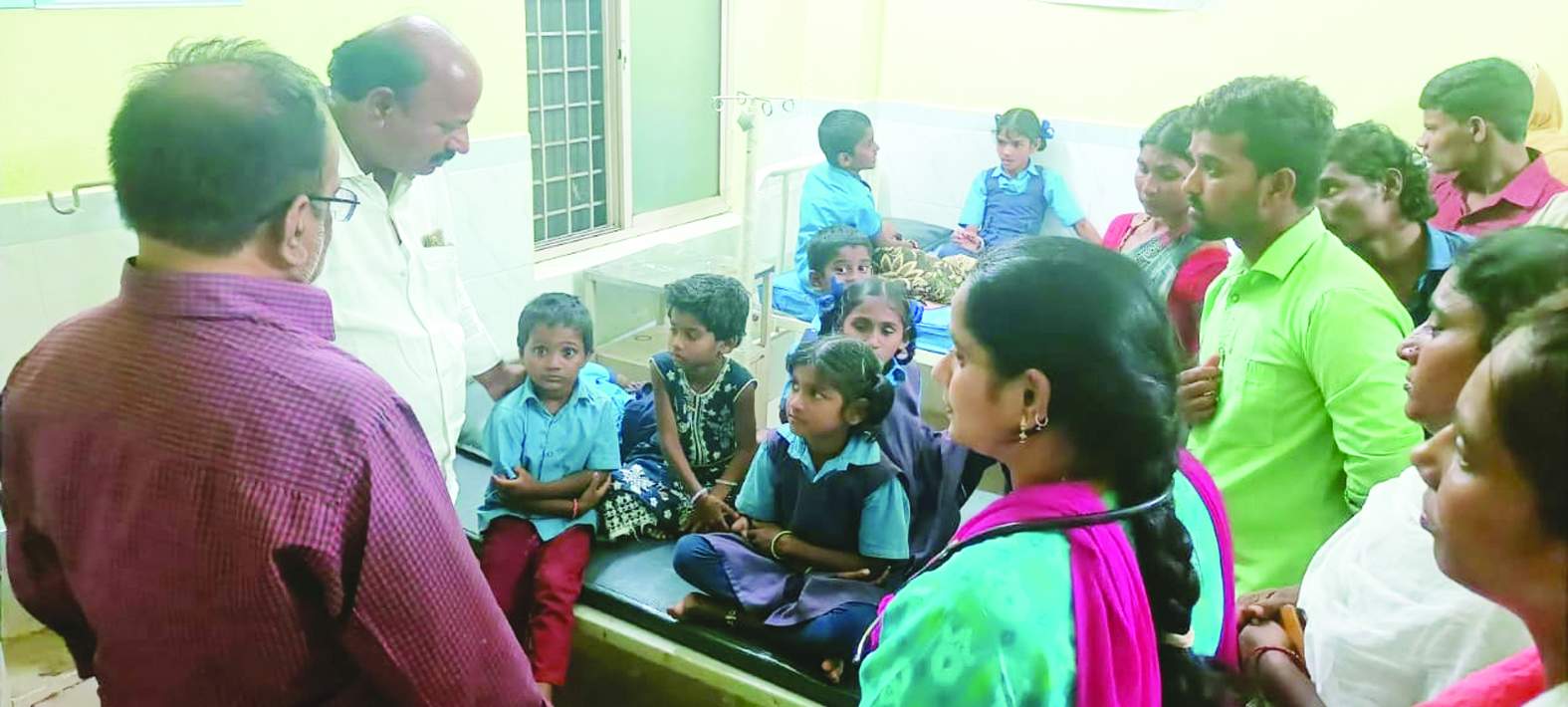 విద్యార్థులను పరామర్శిస్తున్న నాయకులు