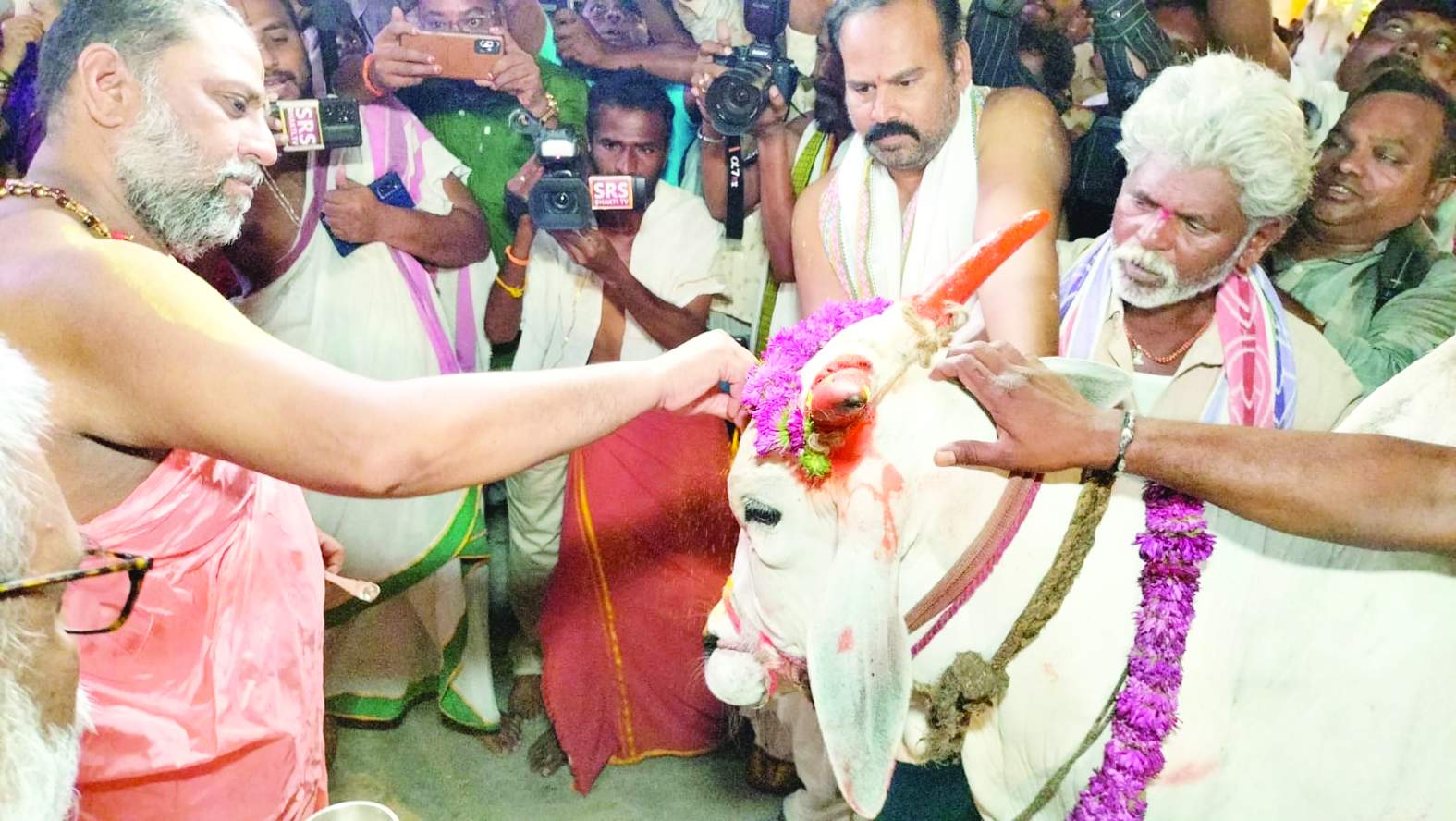 సప్త రాత్రోత్సవాలను ప్రారంభిస్తున్న పీఠాధిపతులు శ్రీసుభుదేంధ్రతీర్థులు