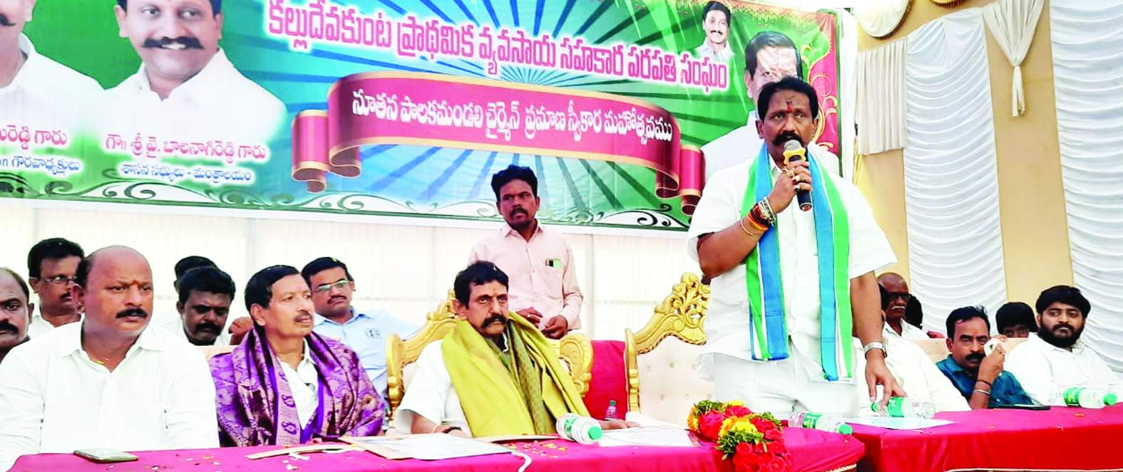 సమావేశంలో మాట్లాడుతున్న ఎమ్మెల్యే బాలనాగిరెడ్డి