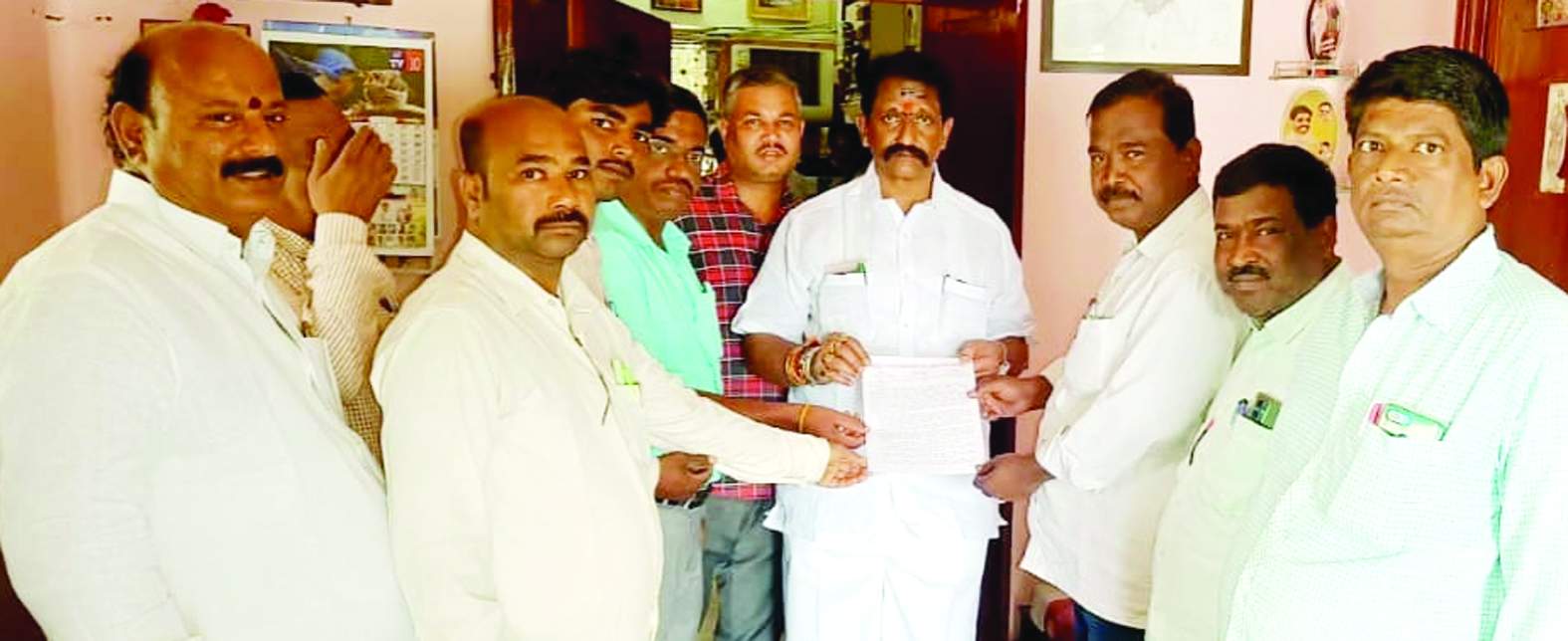 వినతిపత్రం అందజేస్తున్న ఉద్యోగులు