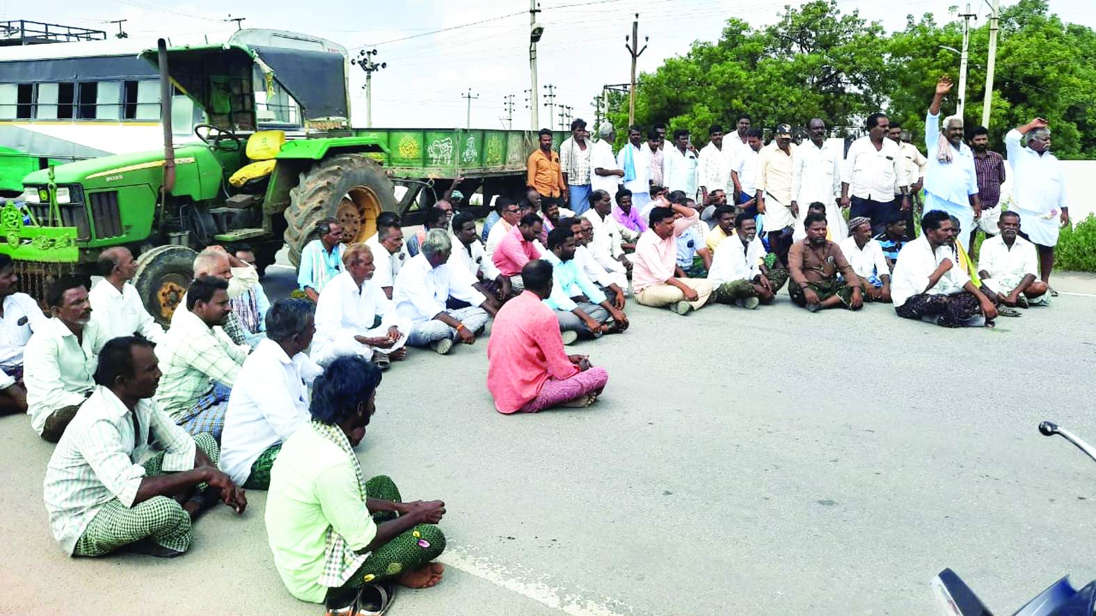 ధర్నా నిర్వహిస్తున్న రైతులు