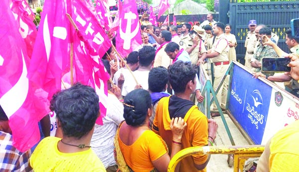 కలెక్టరేట్‌ ముట్టడి