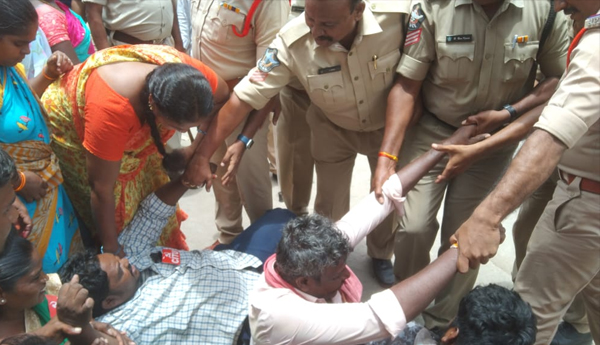 /Workers-besieged-the-municipal-office