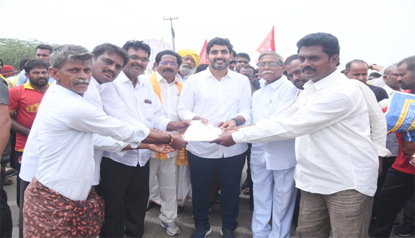 Lokesh-Yuvagalam-Padayatra-in-Nujendlo