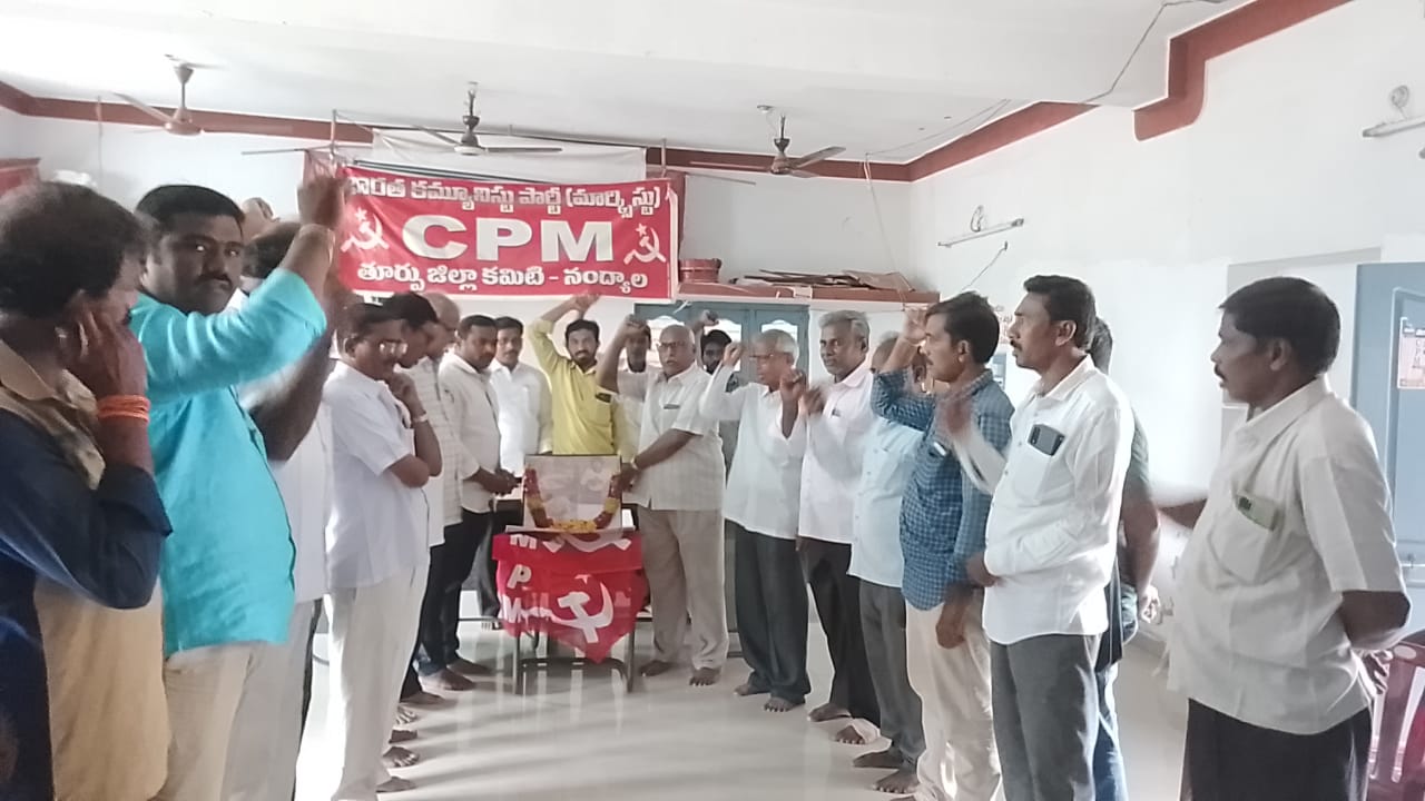 అమరవీరుల చిత్రపటానికి పూలమాల వేసి నివాళ్లులర్పిస్తున్న నాయకులు