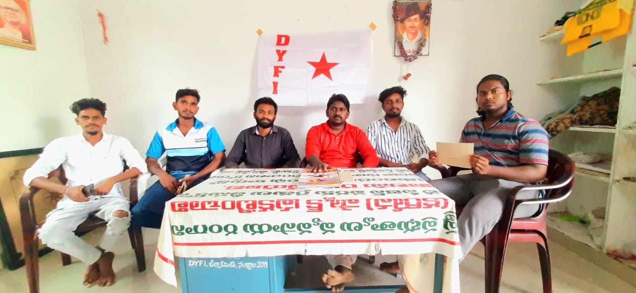 సమావేశంలో మాట్లాడుతున్న నాయకులు లక్ష్మన్‌, శివ