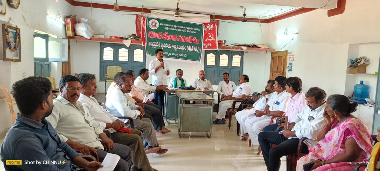 మాట్లాడుతున్న వ్యకాసం జిల్లా కార్యదర్శి సుధాకర్‌