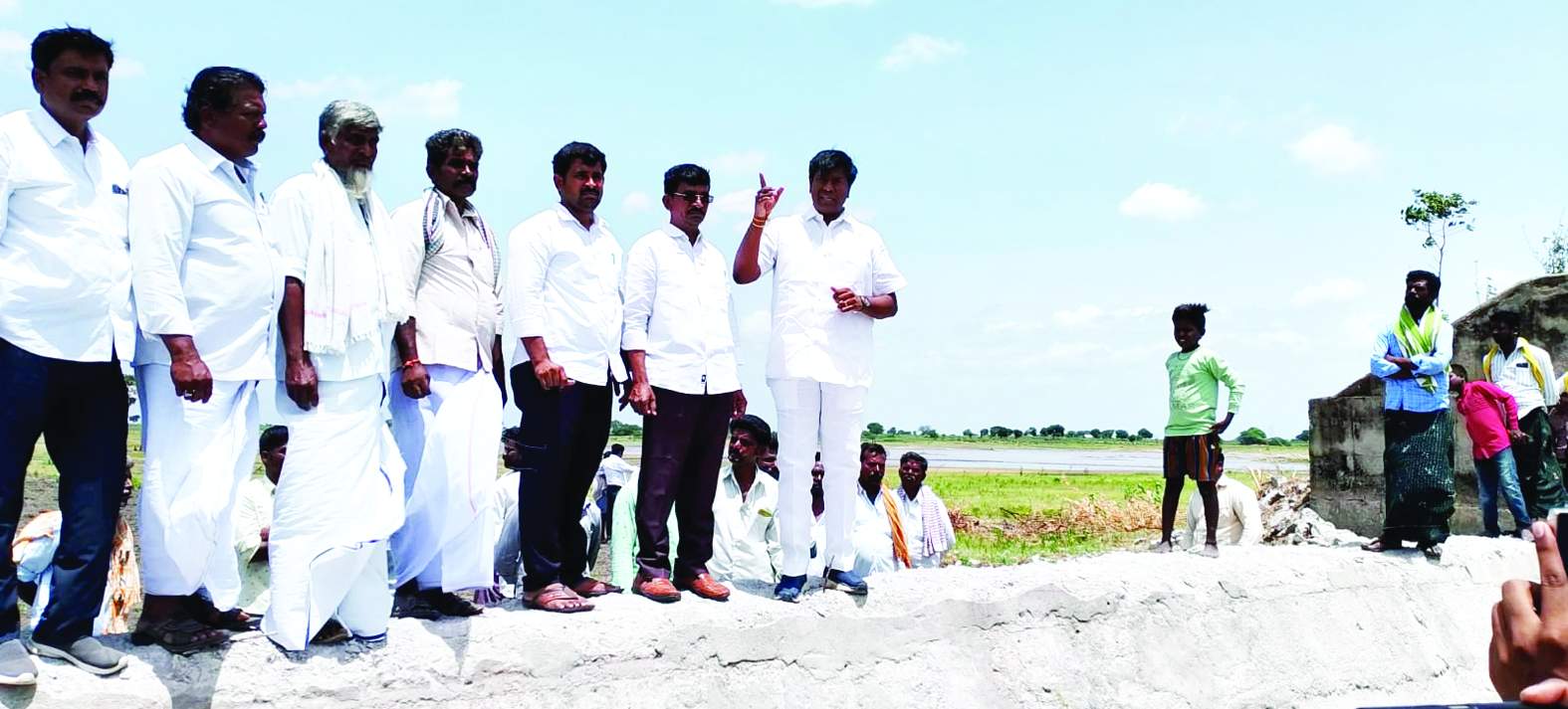 కడగొమ్మును పరిశీలిస్తున్న బీవీ