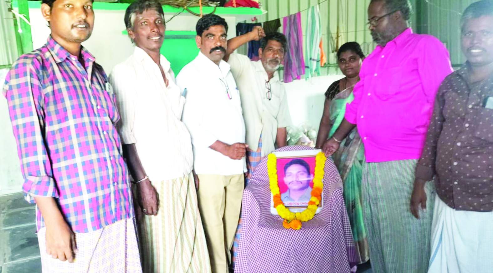 నందవరంలో నివాళులర్పిస్తున్న నాయకులు