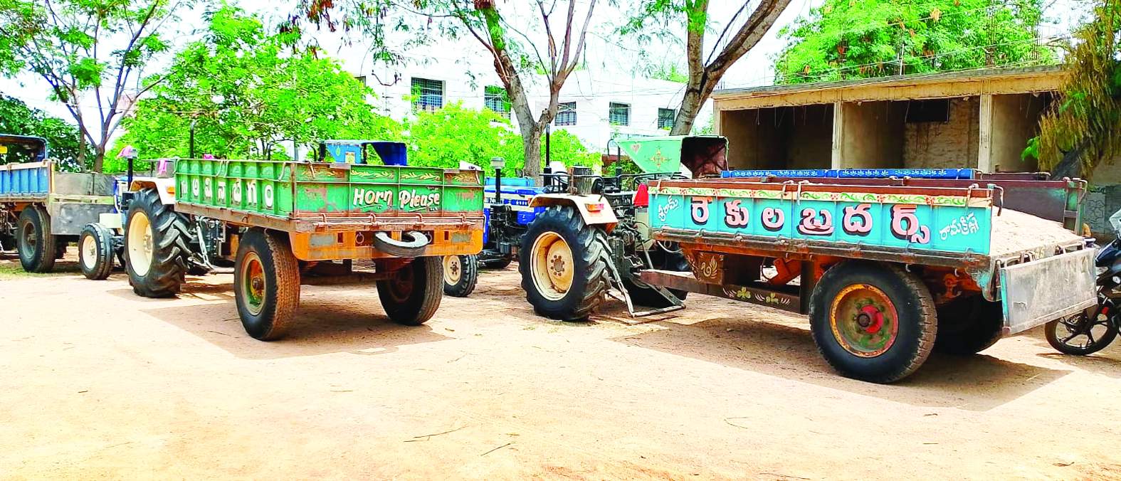 అక్రమంగా తరలిస్తున్న ట్రాక్టర్లను సీజ్‌ చేసిన పోలీసులు