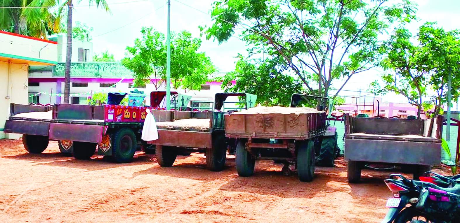 పోలీసులు పట్టుకున్న అక్రమ ఇసుక ట్రాక్టర్లు