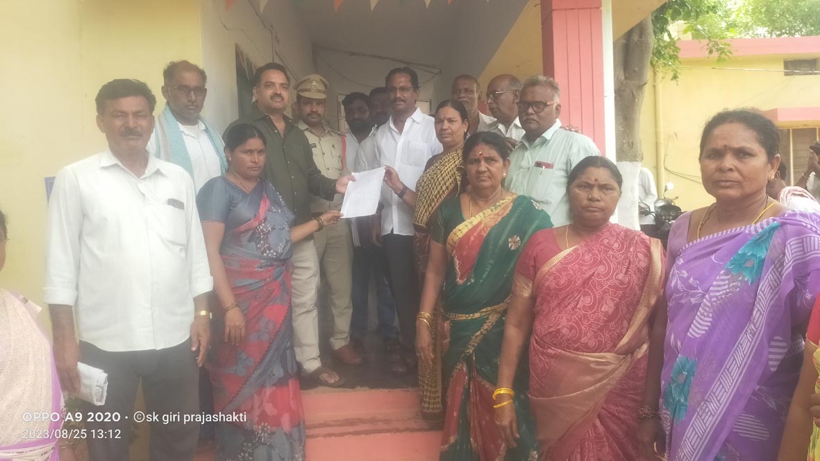 మైనింగ్‌ ఆపి ఎస్టీలకు పట్టాలివ్వండి