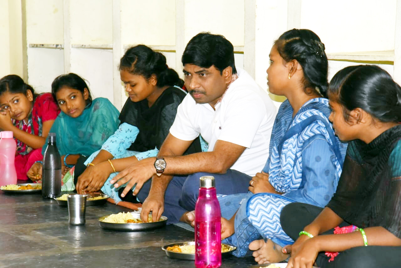 విద్యార్థినులతోపాటు కలెక్టర్‌ భోజనం