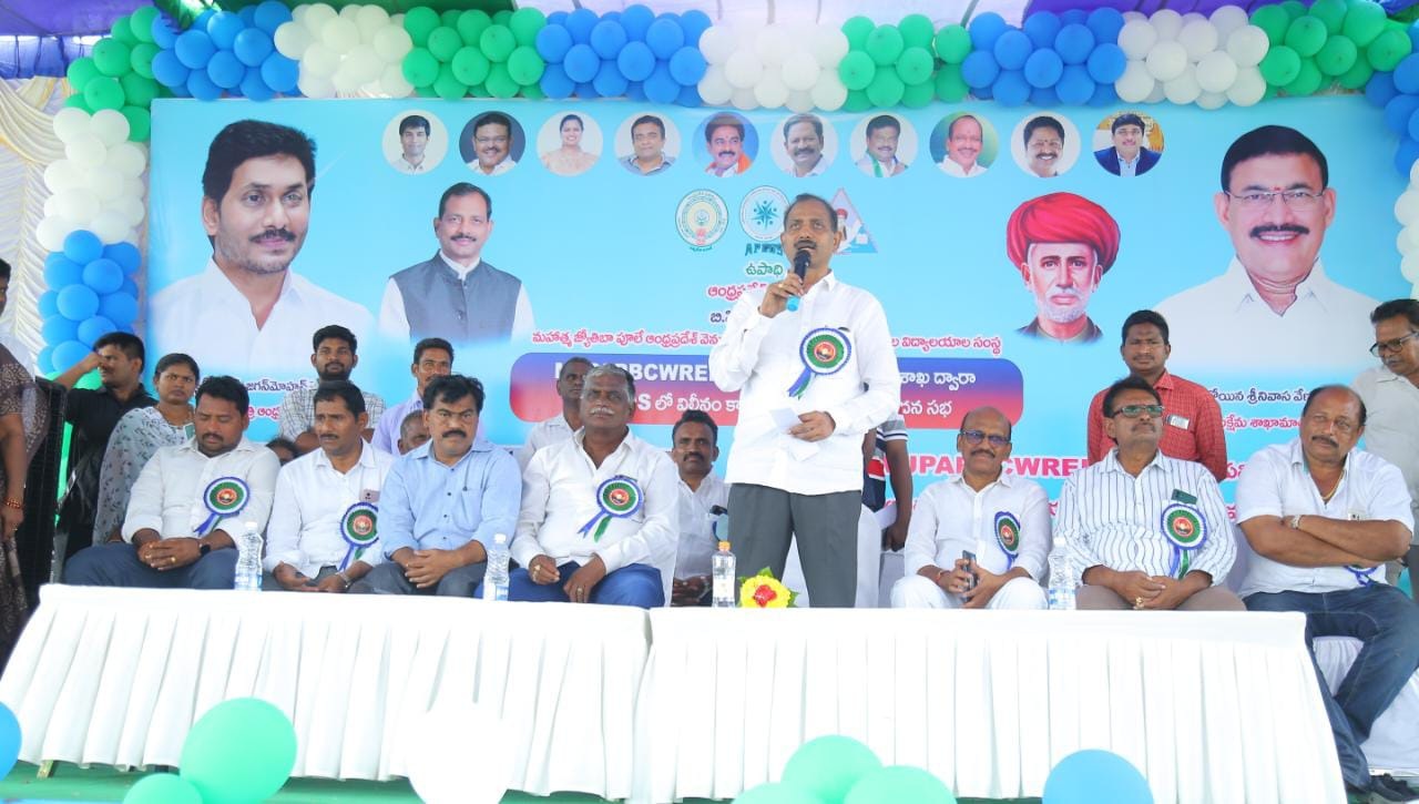 వైద్య, విద్య రంగాలకు వైసిపి పెద్దపీఠ : ఎమ్మెల్యే