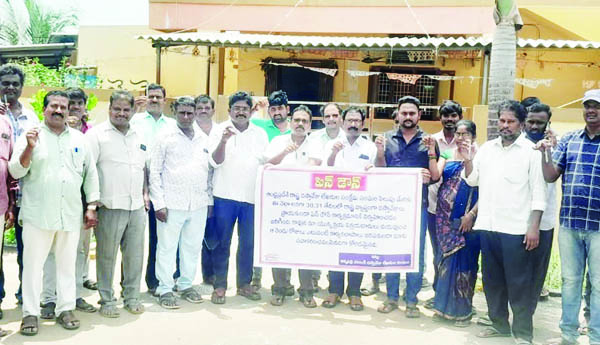 డాక్యుమెంట్‌ రైటర్ల పెన్‌డౌన్‌