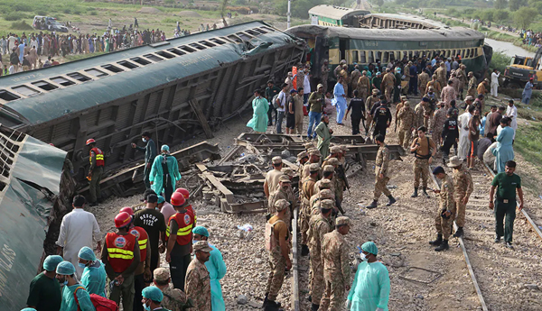 A-terrible-train-accident-in-Pakistan-25-people-died