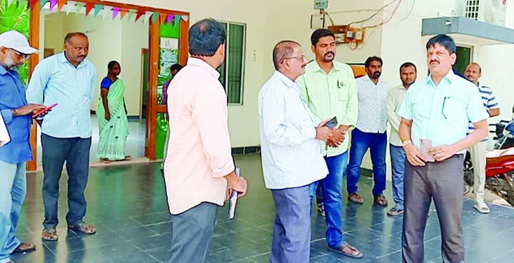 భూముల రీ సర్వే పనులు పరిశీలన