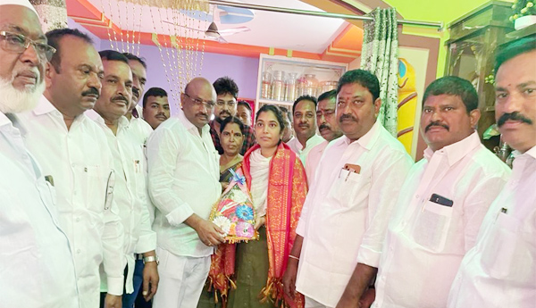 Rythu-Biddha-Pavani-who-secured-2nd-rank-in-Group-1