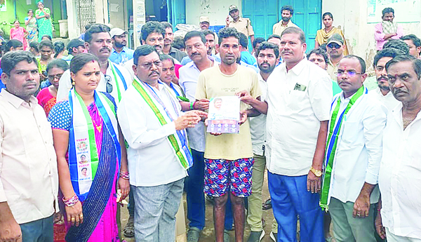 గైర్హాజరైన అధికారులపై చర్యలు