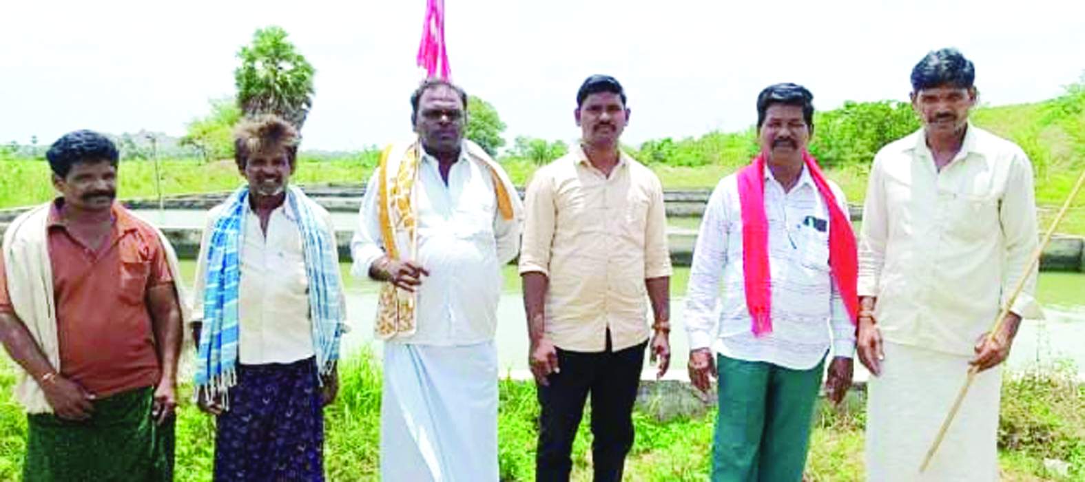 చెరువును సందర్శిస్తున్న నాయకులు