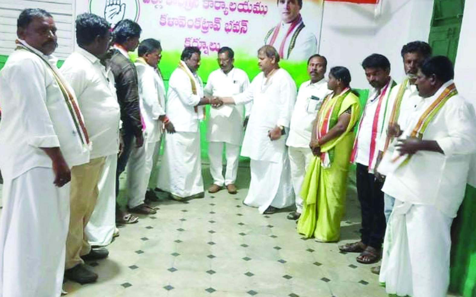 ధ్రువపత్రం అందుకుంటున్న ఆనందరాజు