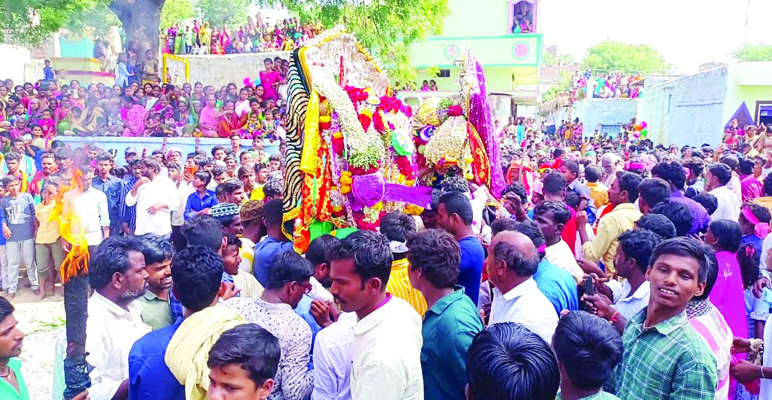 గ్రామంలో ఊరేగిస్తున్న ప్రజలు