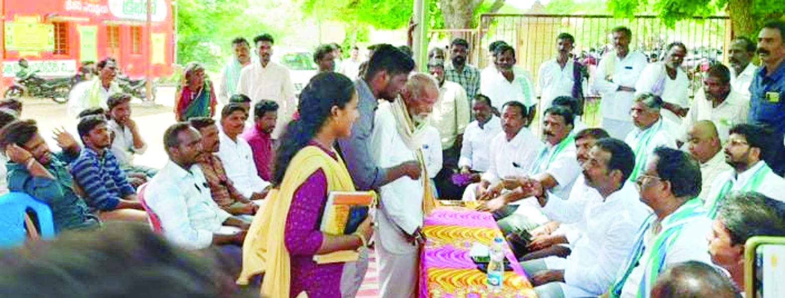 అధికారులతో మాట్లాడుతున్న ప్రదీప్‌రెడ్డి