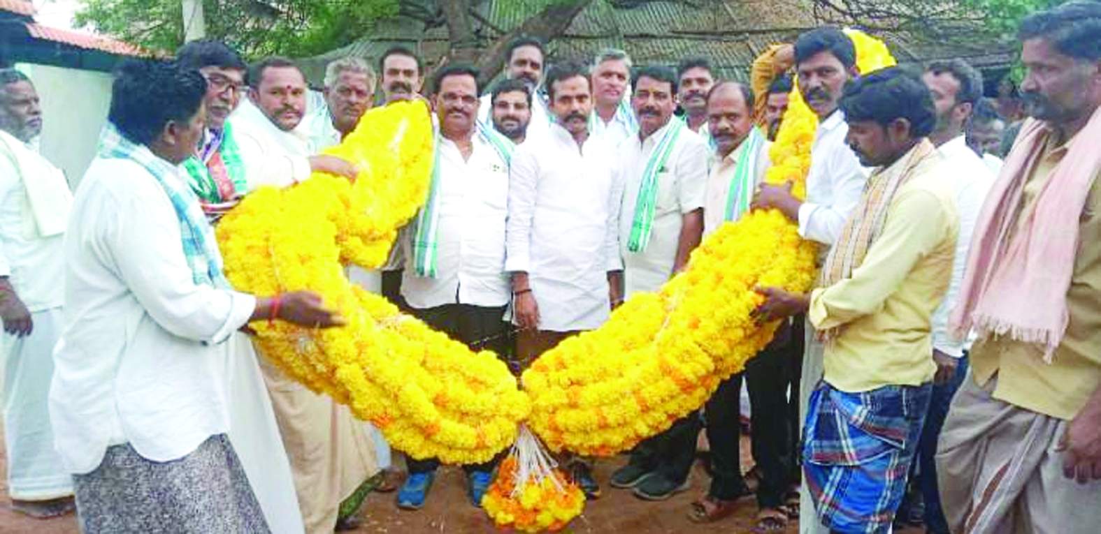 ప్రదీప్‌రెడ్డిని సన్మానిస్తున్న నాయకులు