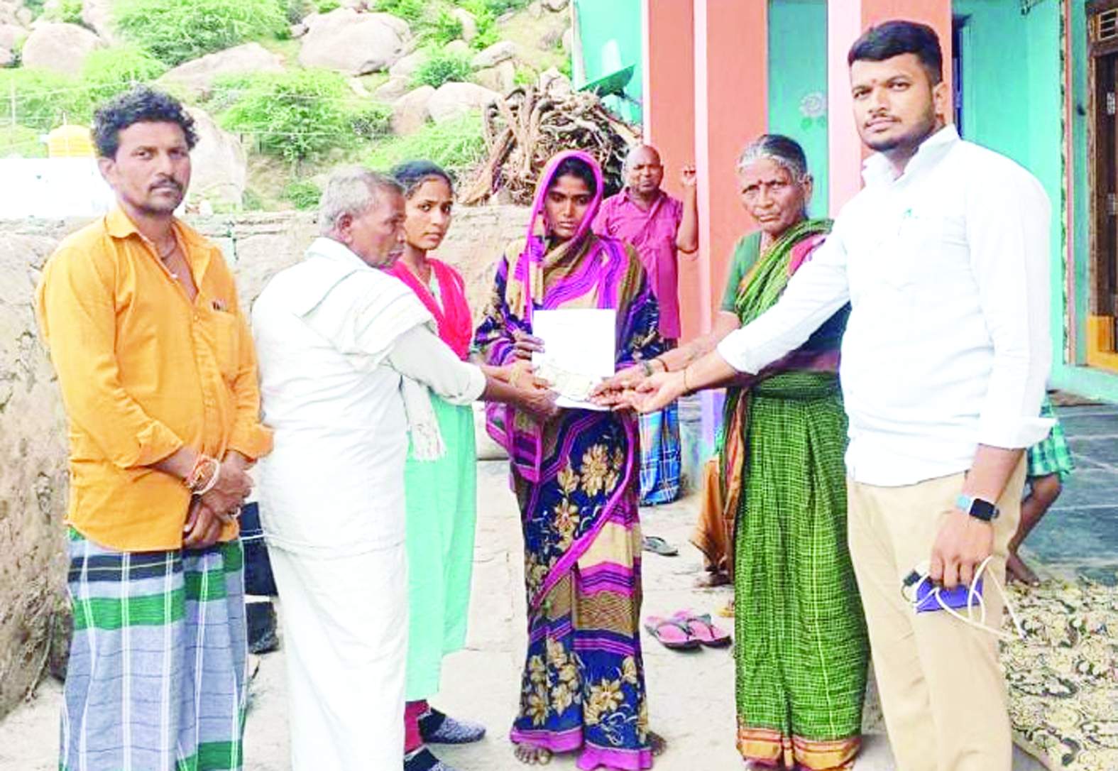 ఆర్థికసాయం అందజేస్తున్న నాయకులు