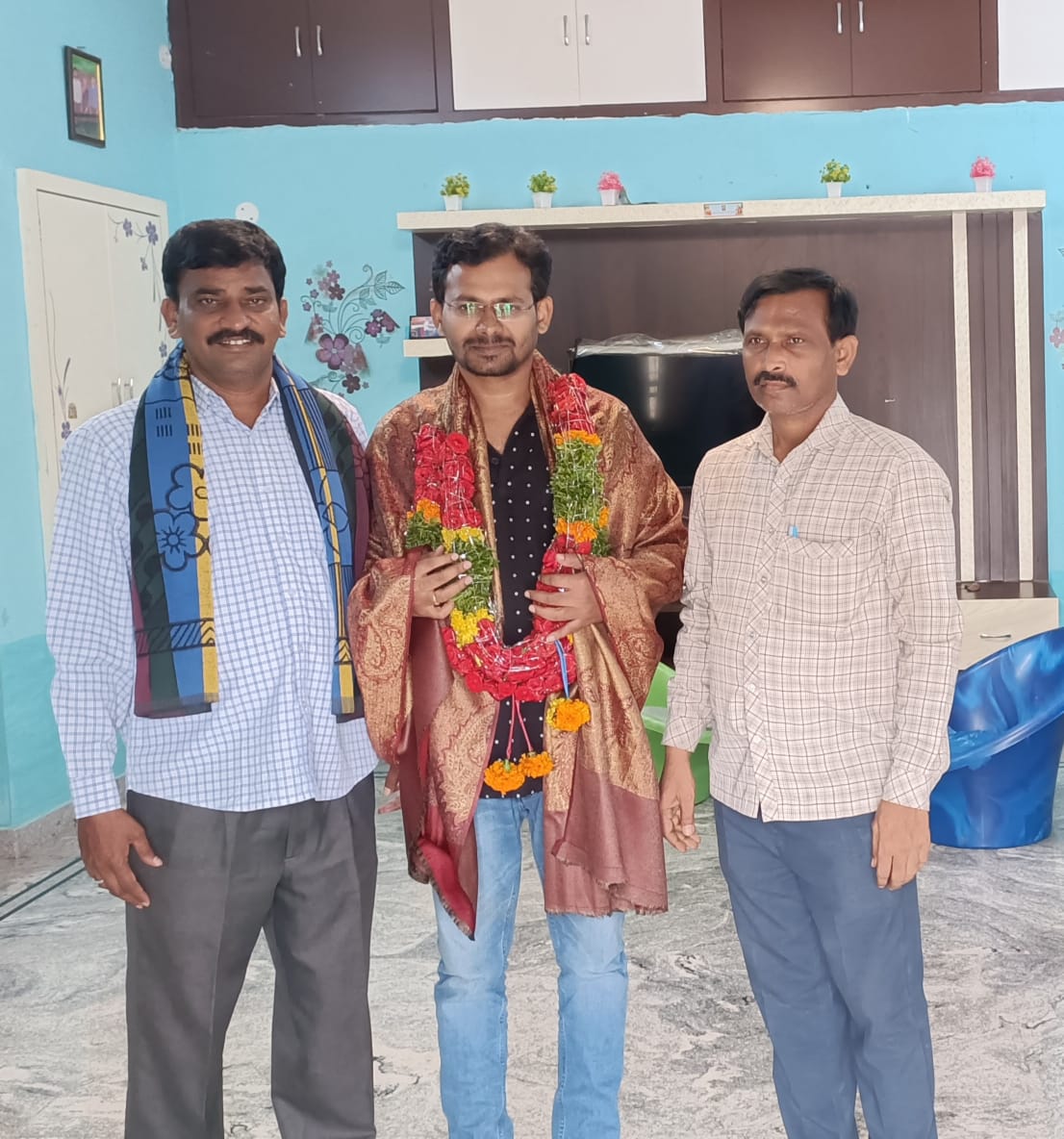 బాల గోవిందు ను సన్మానిస్తున్న దృశ్యం