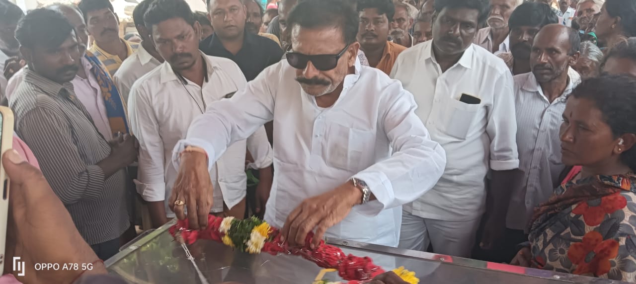 మృతదేహానికి నివాళులర్పిస్తున్న బైరెడ్డి రాజశేఖర్ రెడ్డి